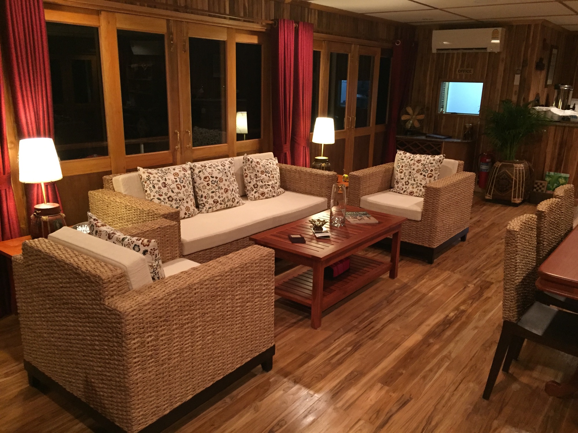 Pandaw RV Champa Pandaw Bar Lounge 3.jpg